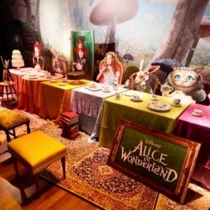 Exposição de Alice no País das Maravilhas no JK Iguatemi